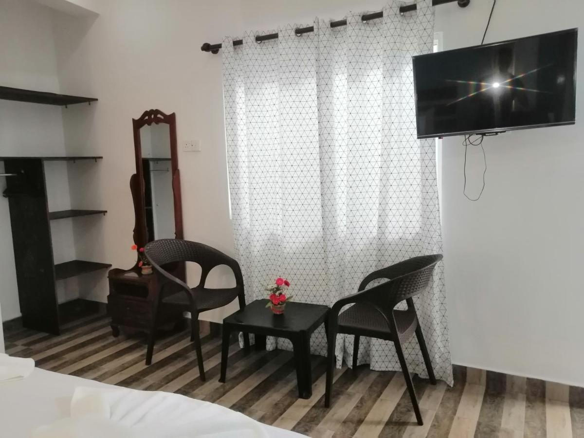 Le Petit Hotel & Restaurant Negombo Exterior photo