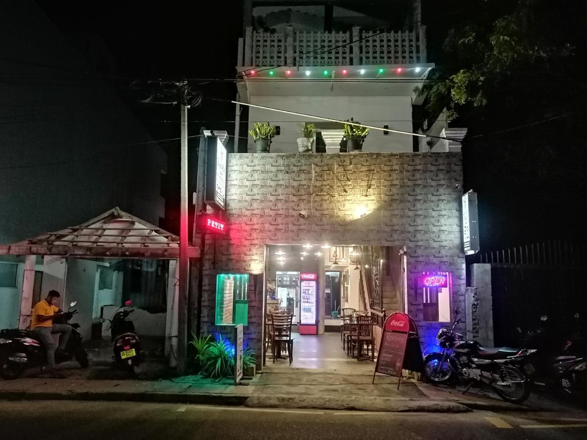 Le Petit Hotel & Restaurant Negombo Exterior photo